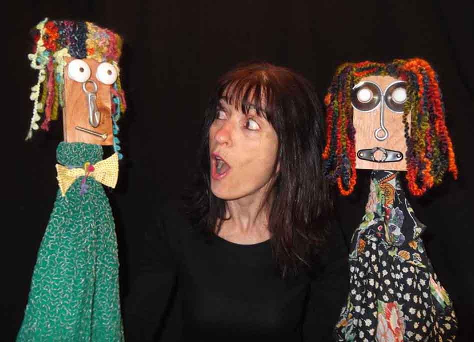 Photo atelier Empathie avec Chantale Mtivier et deux marionnettes filles