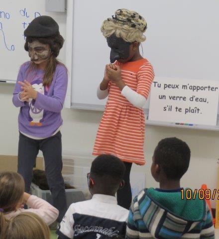 Atelier thtrale deux enfants avec masque de la Comedia dell'arte