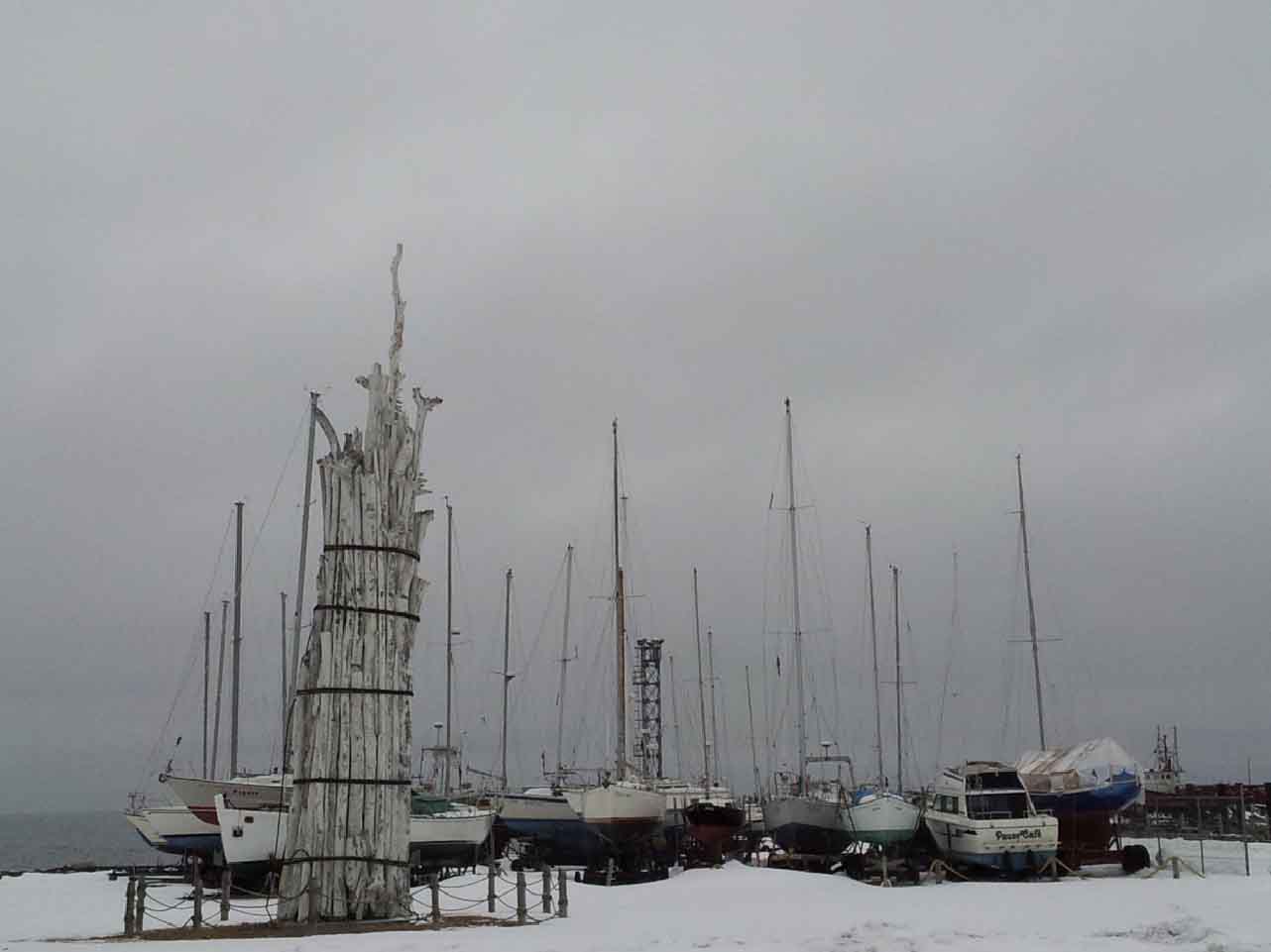 Sculpture et bateaux, Ste-Anne-des-Monts, Qubec