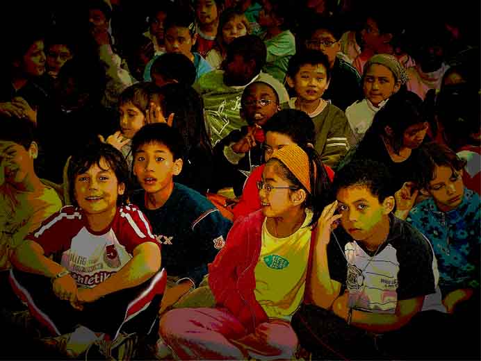 Enfants regardant une pice de thtre